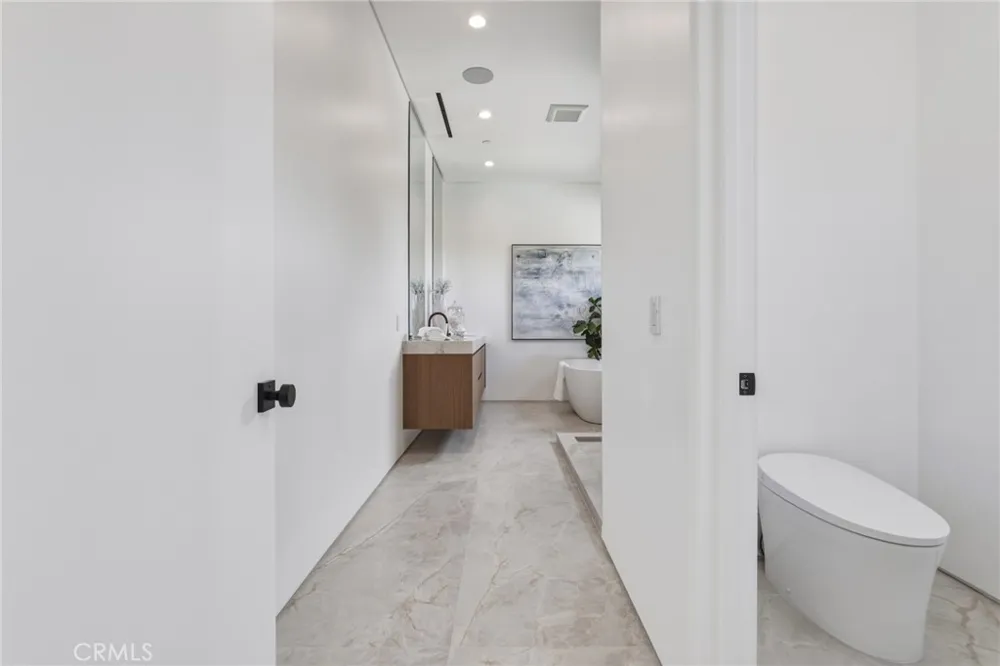 22816 Erwin Los Angeles, CA 91367
