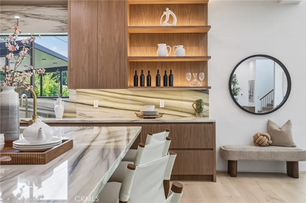 22816 Erwin Los Angeles, CA 91367