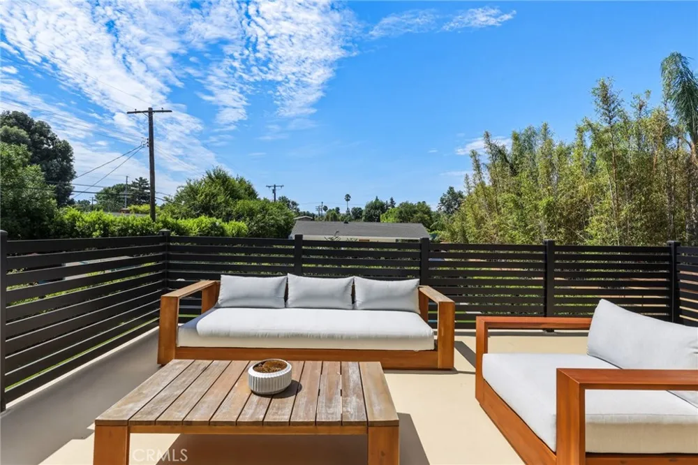 22816 Erwin Los Angeles, CA 91367