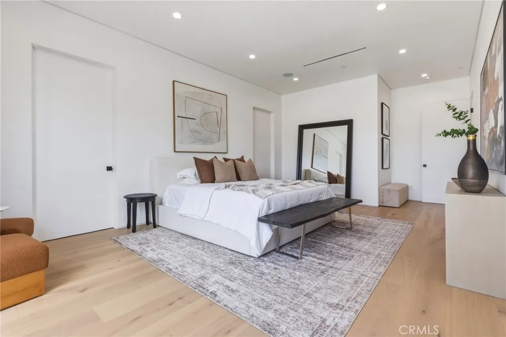 22816 Erwin Los Angeles, CA 91367