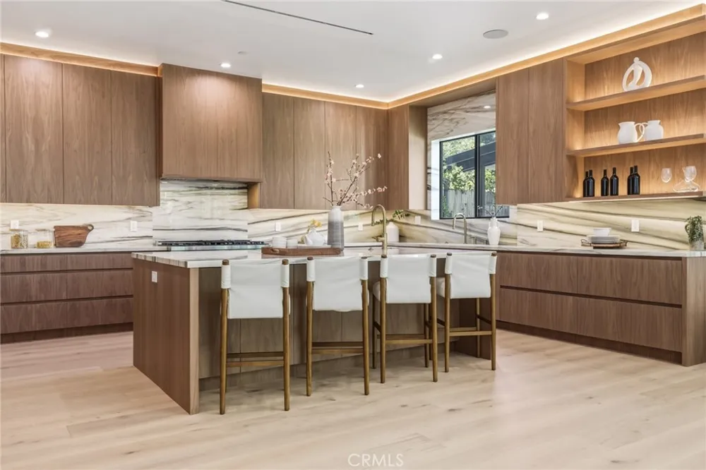 22816 Erwin Los Angeles, CA 91367