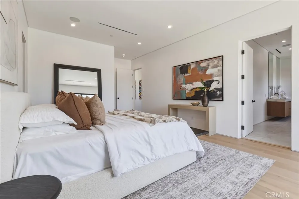 22816 Erwin Los Angeles, CA 91367