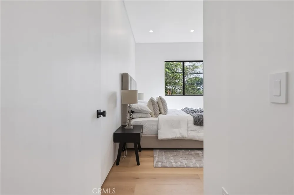 22816 Erwin Los Angeles, CA 91367