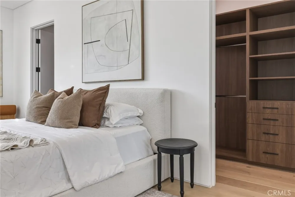 22816 Erwin Los Angeles, CA 91367