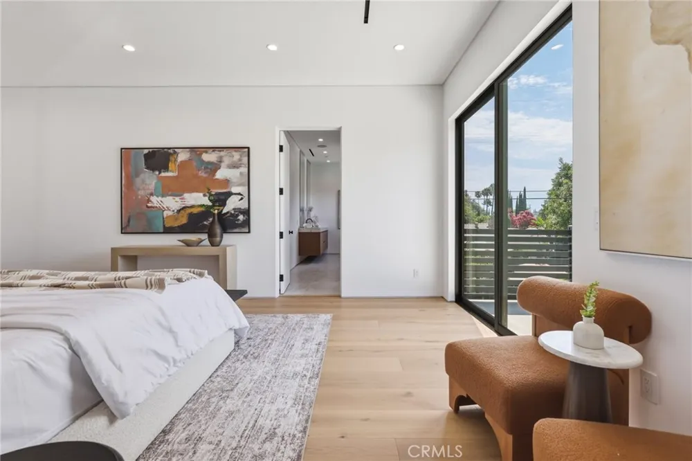 22816 Erwin Los Angeles, CA 91367