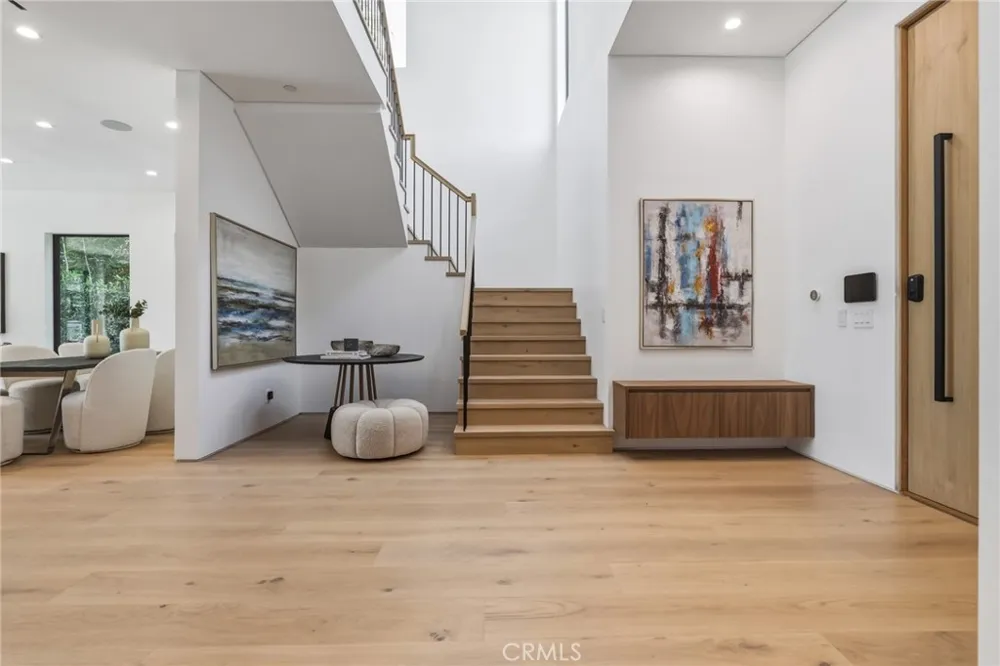 22816 Erwin Los Angeles, CA 91367