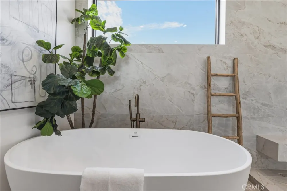 22816 Erwin Los Angeles, CA 91367
