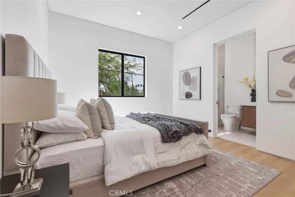 22816 Erwin Los Angeles, CA 91367