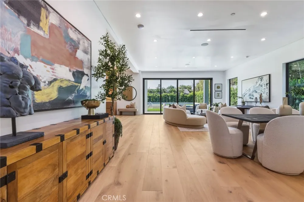 22816 Erwin Los Angeles, CA 91367