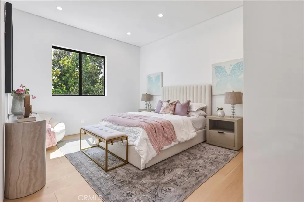22816 Erwin Los Angeles, CA 91367