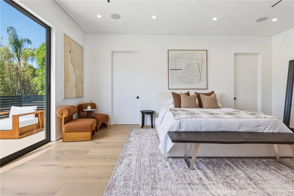 22816 Erwin Los Angeles, CA 91367