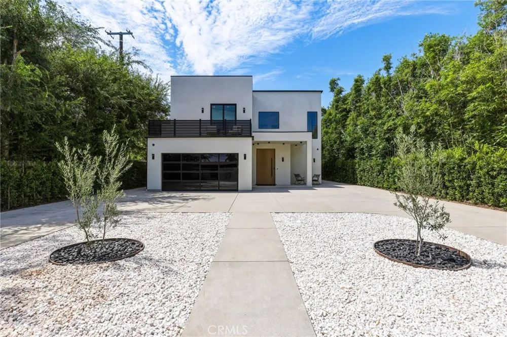 22816 Erwin Los Angeles, CA 91367