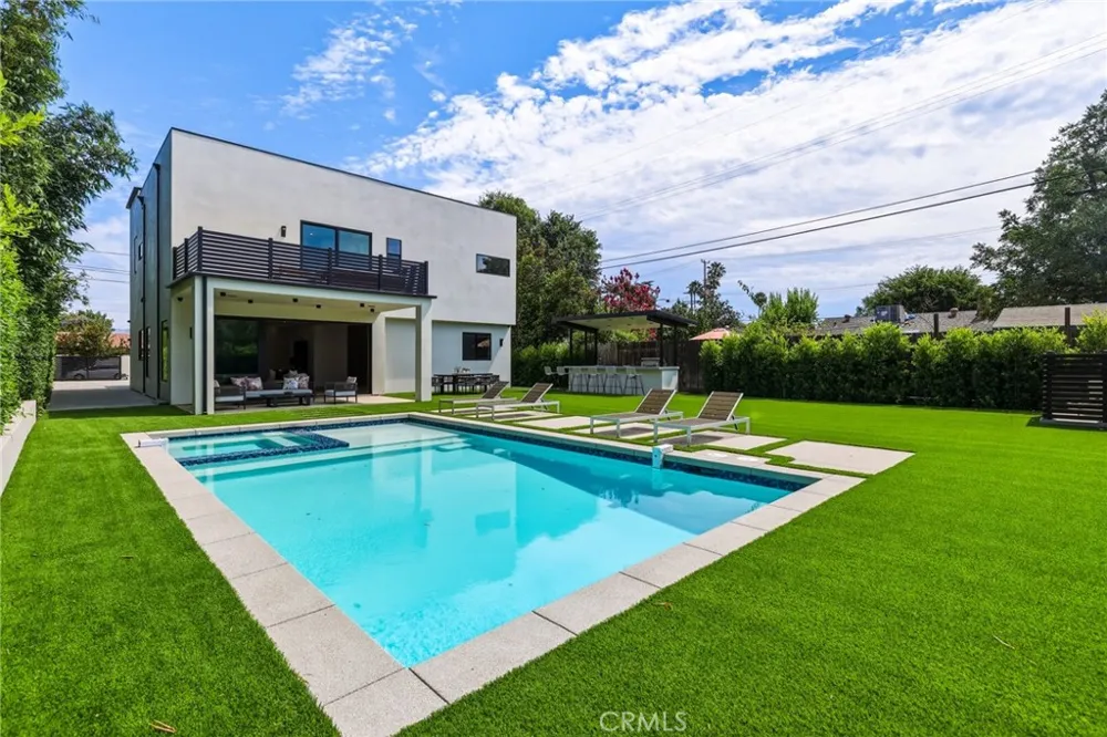 22816 Erwin Los Angeles, CA 91367