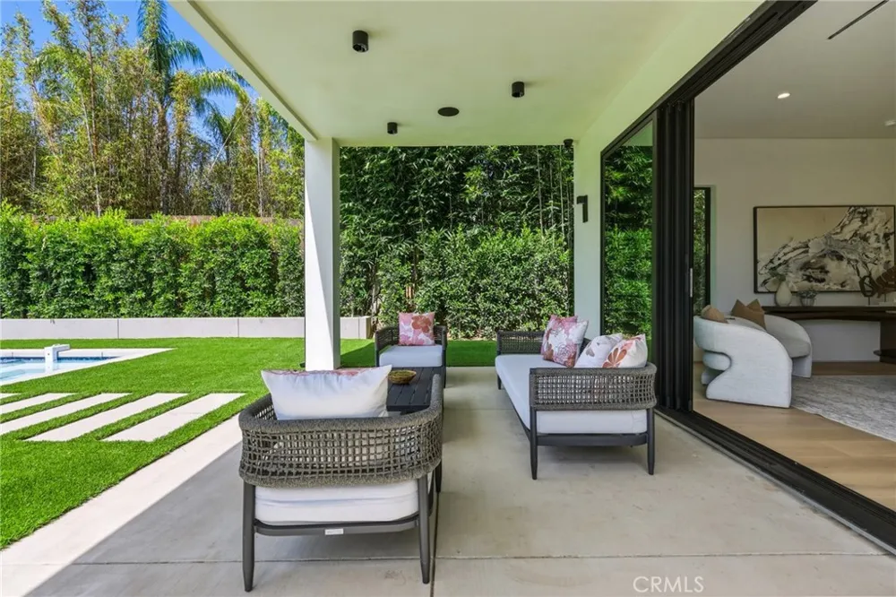 22816 Erwin Los Angeles, CA 91367