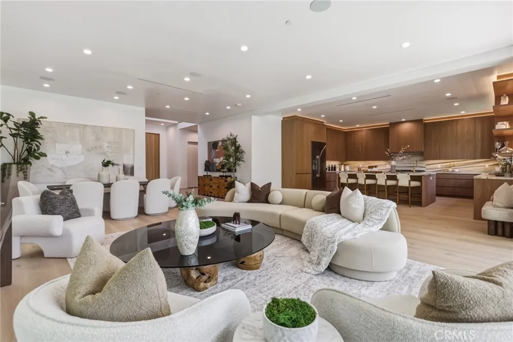 22816 Erwin Los Angeles, CA 91367