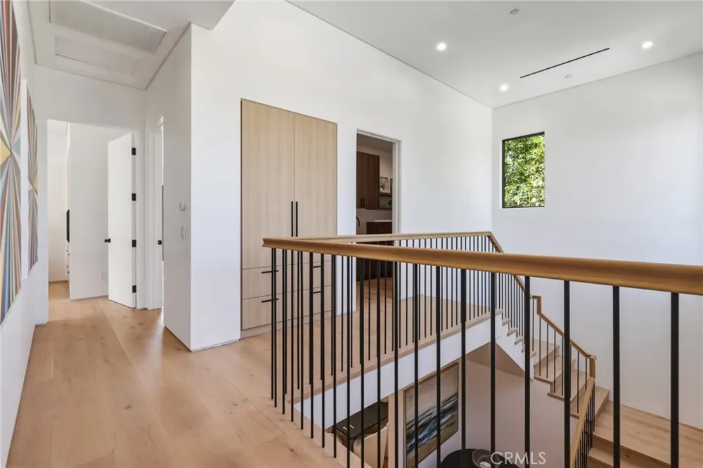22816 Erwin Los Angeles, CA 91367