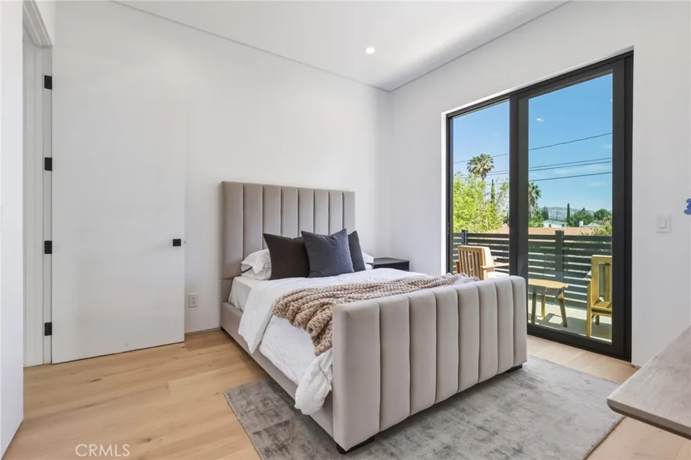 22816 Erwin Los Angeles, CA 91367