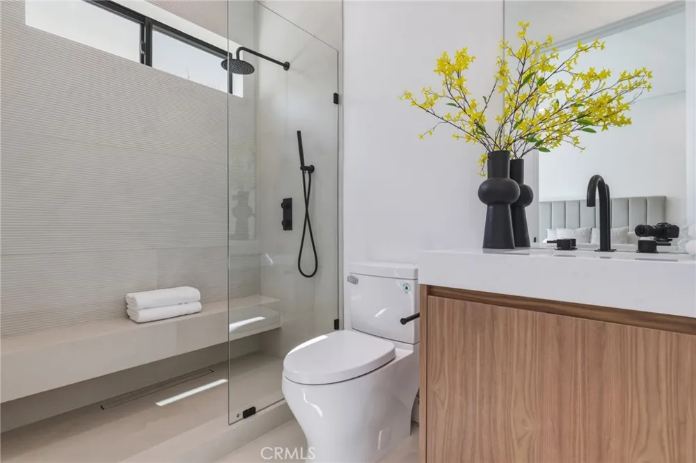 22816 Erwin Los Angeles, CA 91367