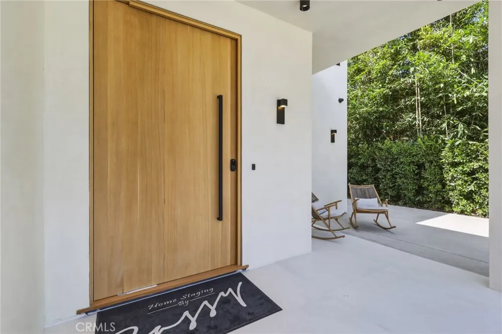 22816 Erwin Los Angeles, CA 91367