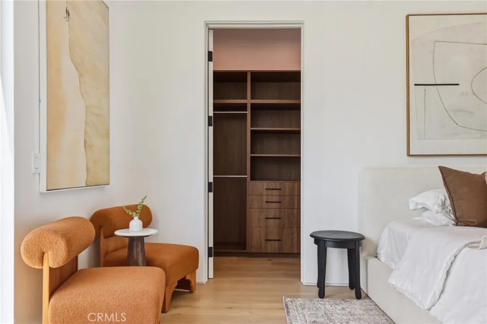 22816 Erwin Los Angeles, CA 91367