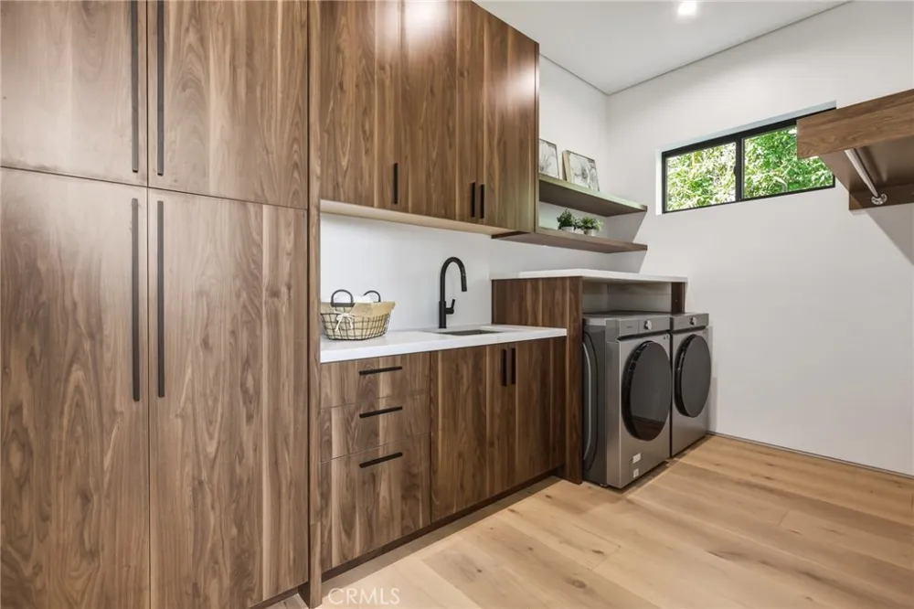 22816 Erwin Los Angeles, CA 91367