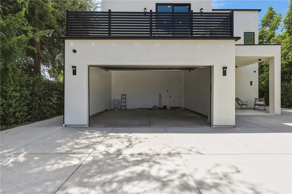 22816 Erwin Los Angeles, CA 91367