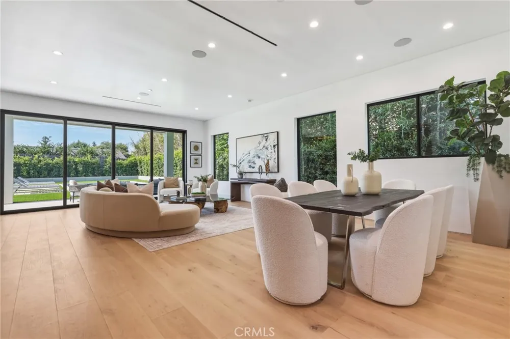 22816 Erwin Los Angeles, CA 91367