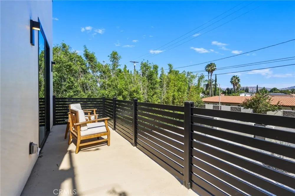 22816 Erwin Los Angeles, CA 91367