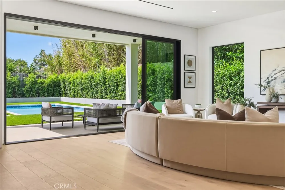 22816 Erwin Los Angeles, CA 91367