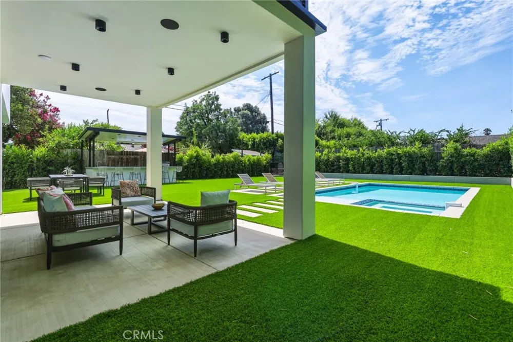22816 Erwin Los Angeles, CA 91367