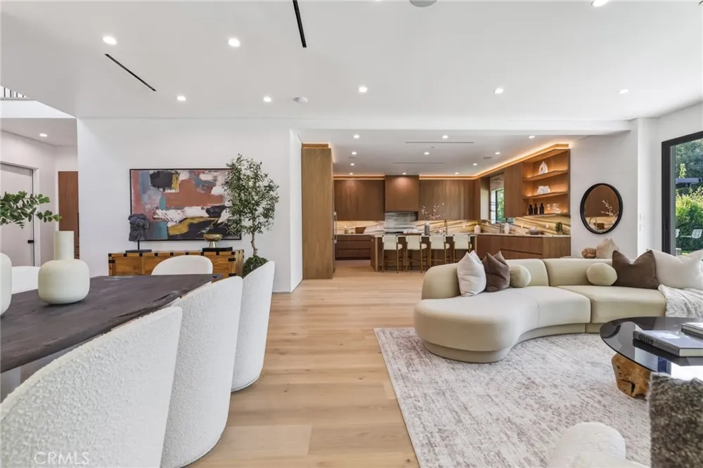 22816 Erwin Los Angeles, CA 91367