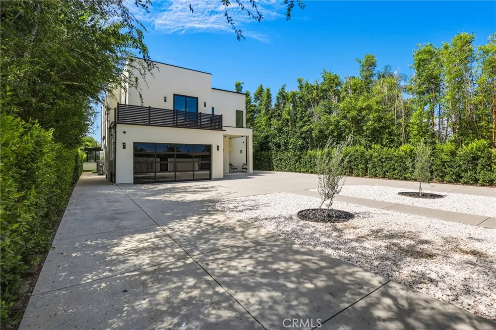 22816 Erwin Los Angeles, CA 91367