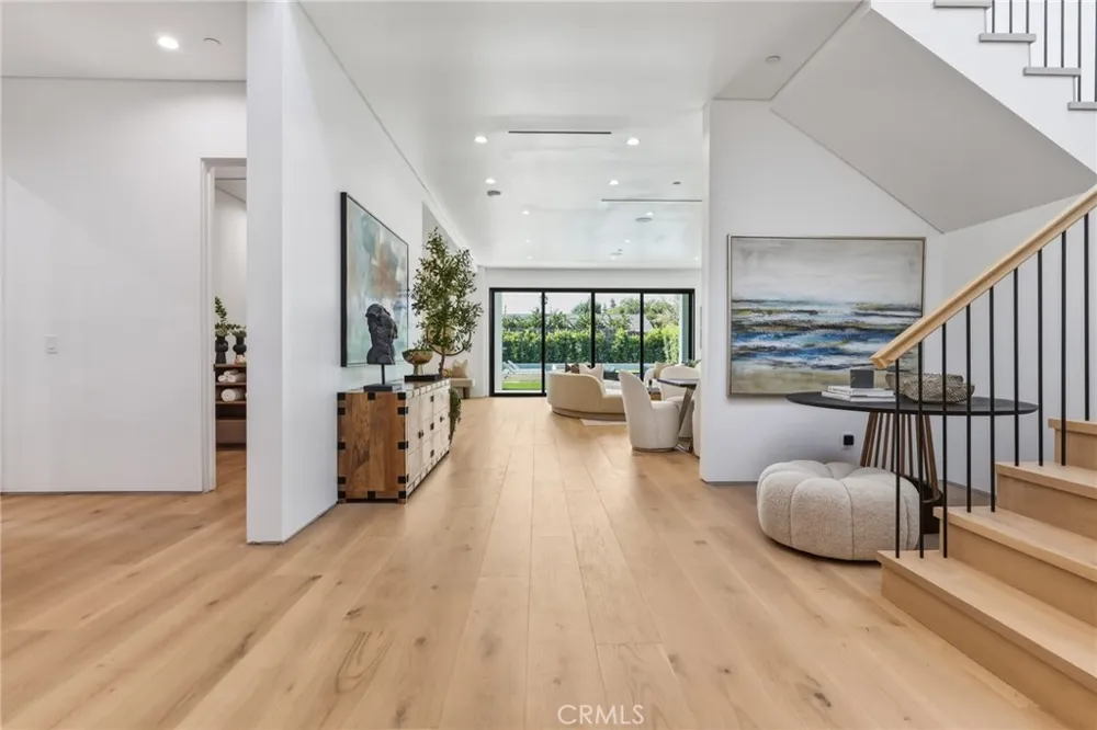 22816 Erwin Los Angeles, CA 91367