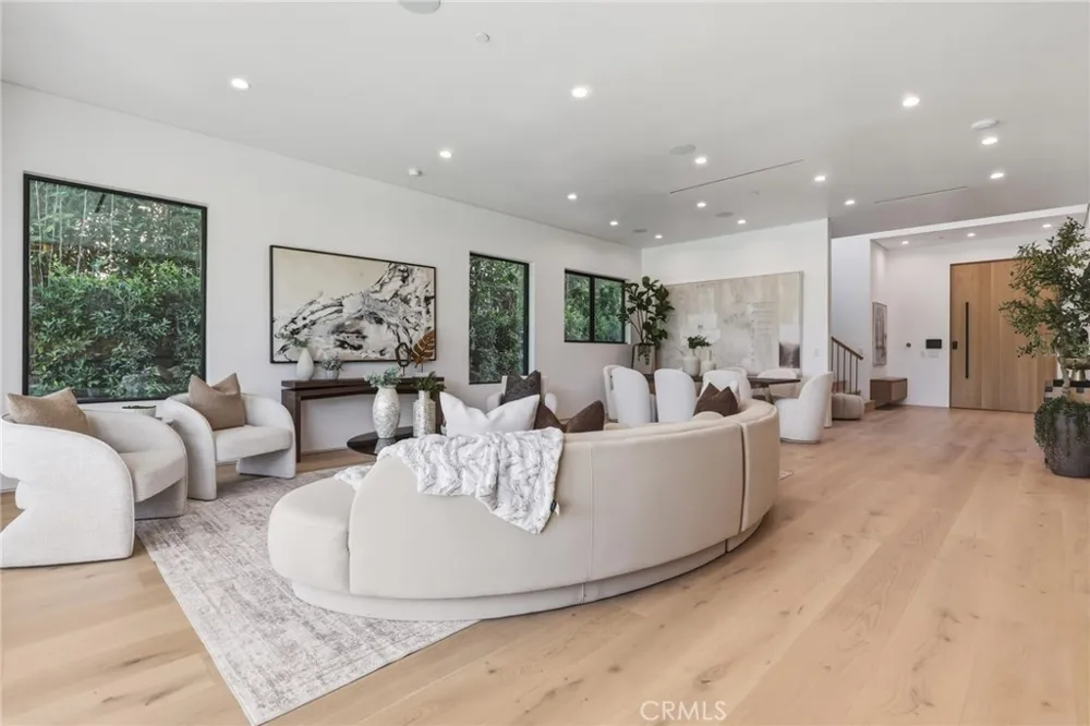 22816 Erwin Los Angeles, CA 91367