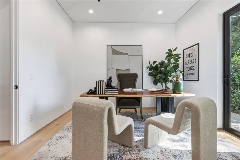 22816 Erwin Los Angeles, CA 91367