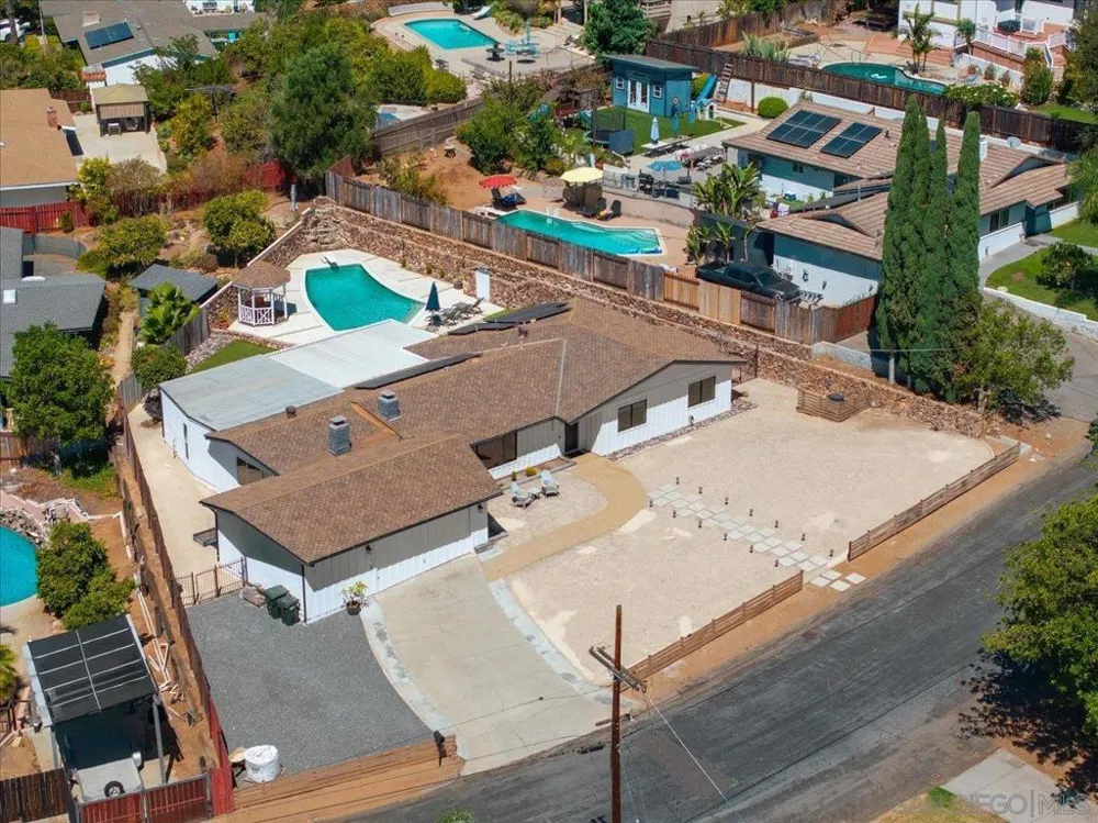 2073 Ginny Ln Escondido, CA 92025