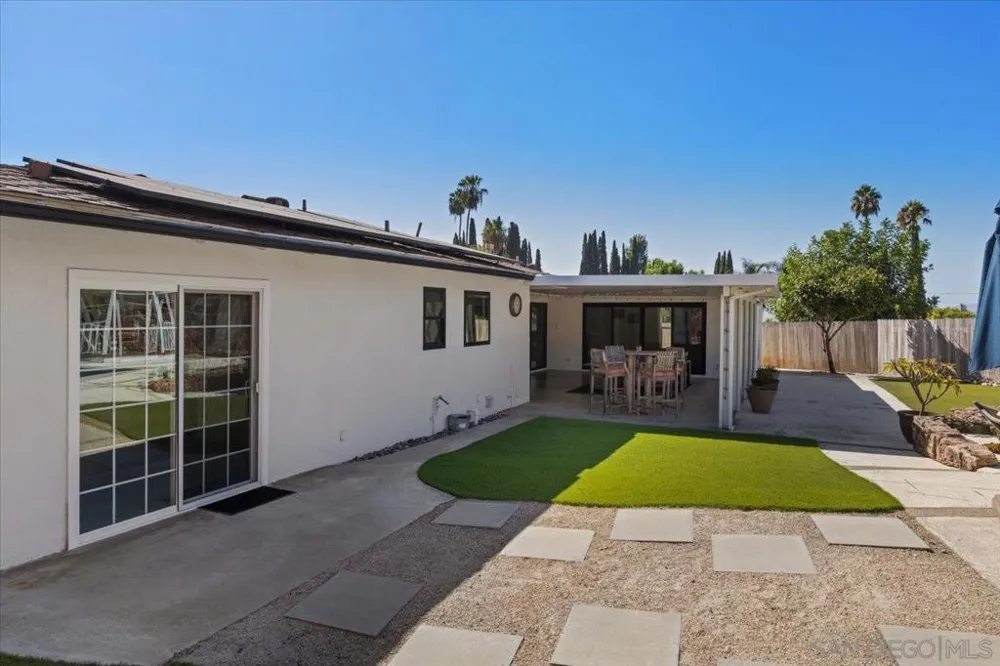 2073 Ginny Ln Escondido, CA 92025