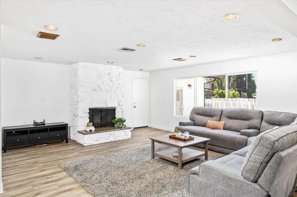 2073 Ginny Ln Escondido, CA 92025