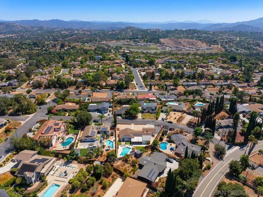 2073 Ginny Ln Escondido, CA 92025