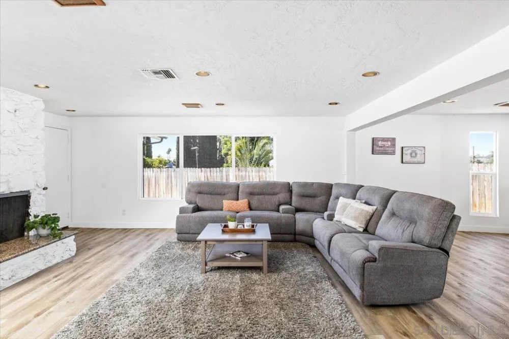 2073 Ginny Ln Escondido, CA 92025