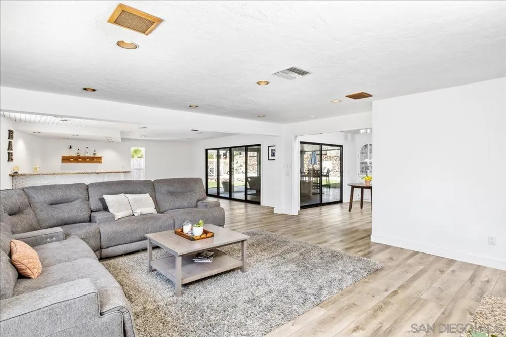 2073 Ginny Ln Escondido, CA 92025