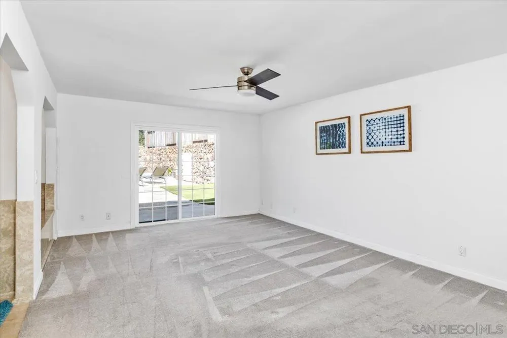 2073 Ginny Ln Escondido, CA 92025
