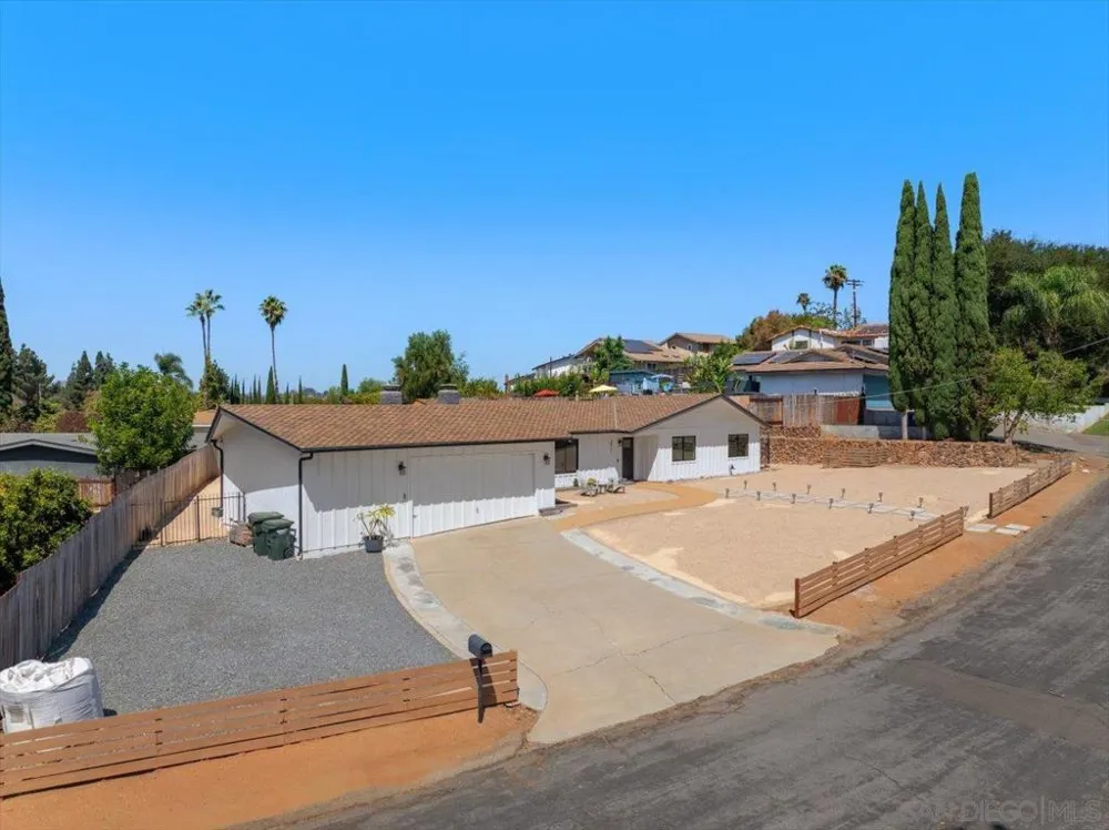 2073 Ginny Ln Escondido, CA 92025