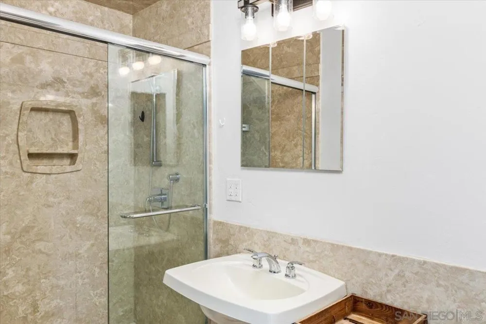 2073 Ginny Ln Escondido, CA 92025
