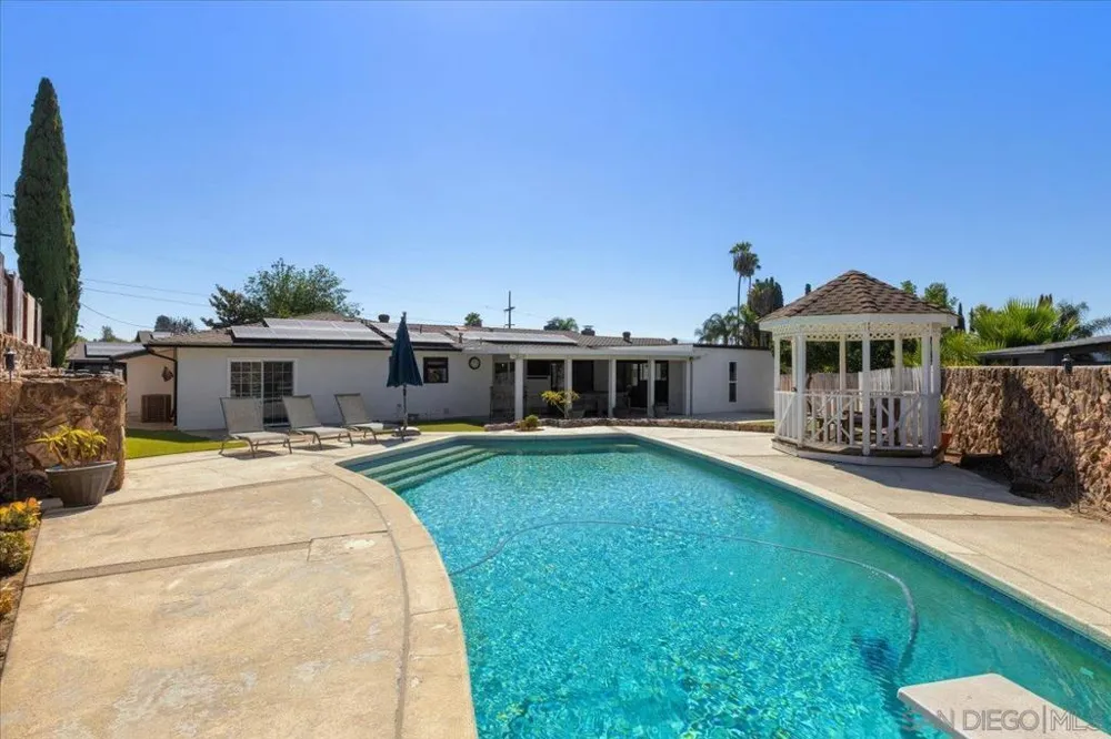 2073 Ginny Ln Escondido, CA 92025