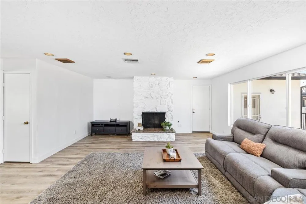 2073 Ginny Ln Escondido, CA 92025