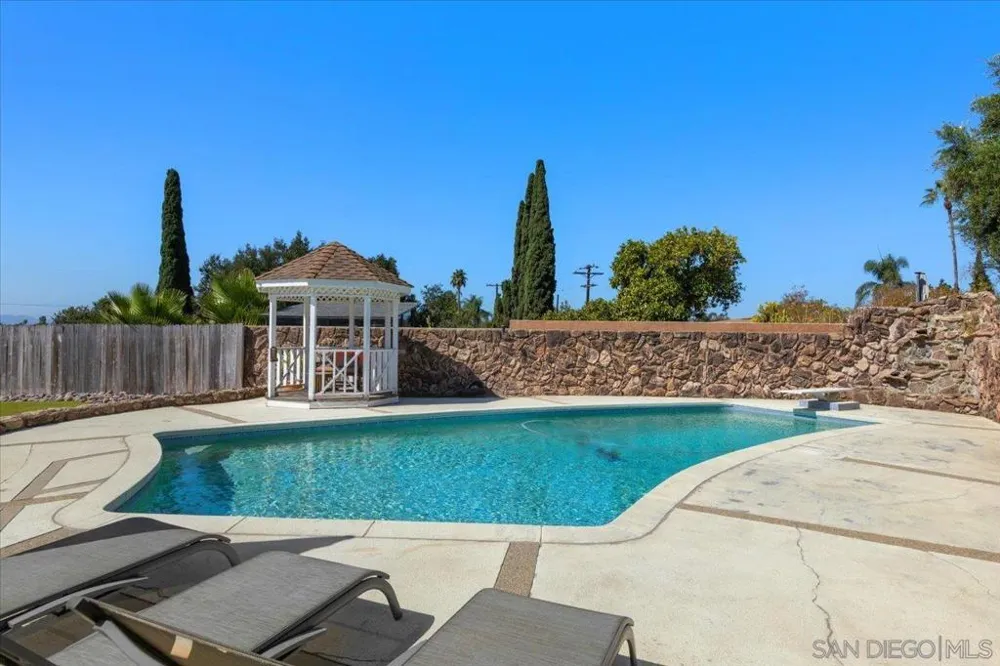 2073 Ginny Ln Escondido, CA 92025