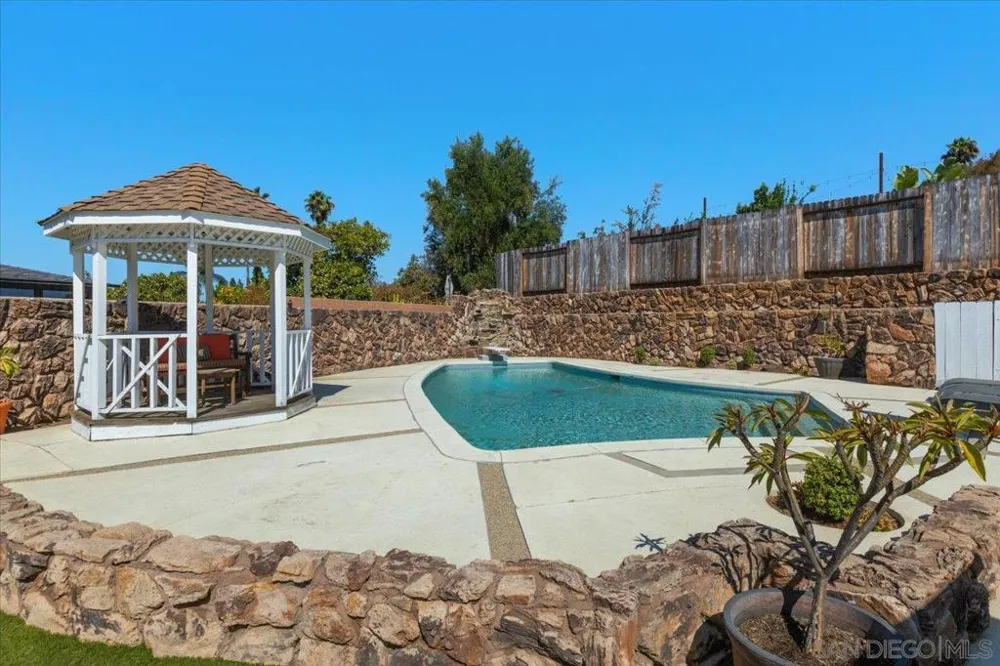 2073 Ginny Ln Escondido, CA 92025
