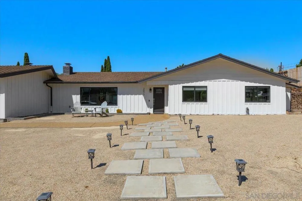 2073 Ginny Ln Escondido, CA 92025
