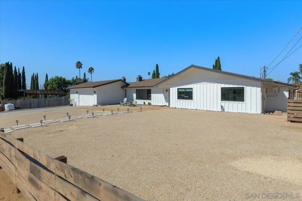 2073 Ginny Ln Escondido, CA 92025